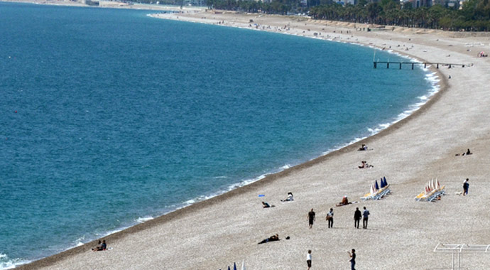 Antalya'da deniz suyu havadan sıcak Antalya'da deniz suyu havadan sıcak