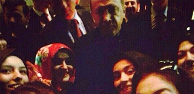 Üniversite öğrencileri Erdoğan'la selfie yaptı Üniversite öğrencileri Erdoğan'la selfie yaptı