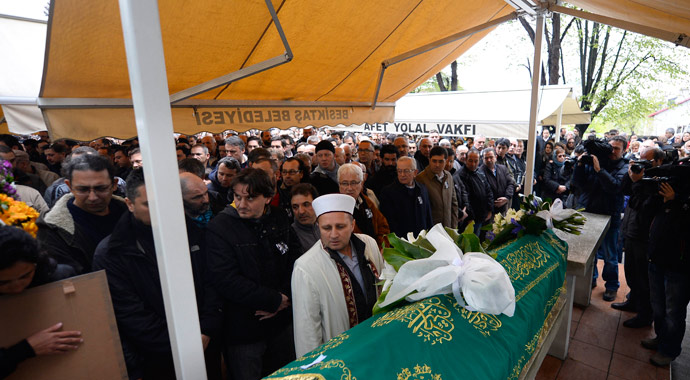 Yıldırım çarpan muhabir toprağa verildi