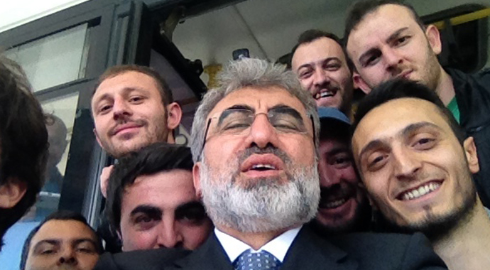 Bakan Yıldız da selfie akımına kapıldı Bakan Yıldız da selfie akımına kapıldı