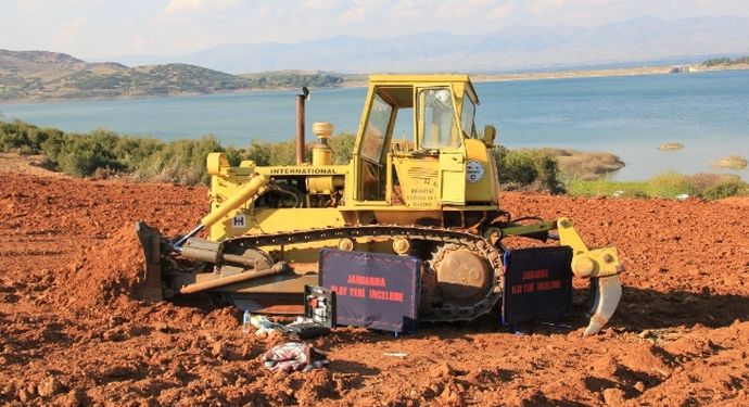 Dozerin altında kaldı