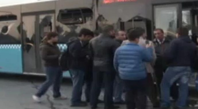 Bir grup BDP&#039;li Şişli&#039;de otobüs taşladı
