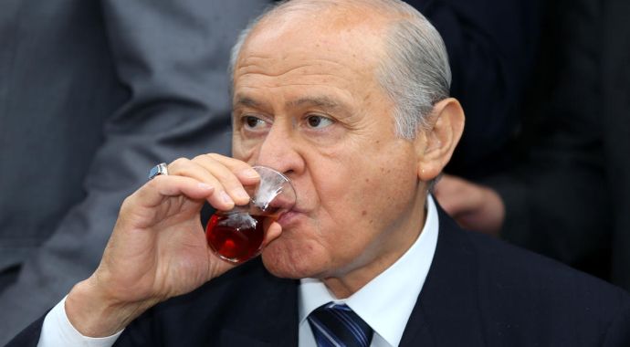 Bahçeli çay bahçesinde Ferdi Tayfur&#039;un şarkısını söyletti