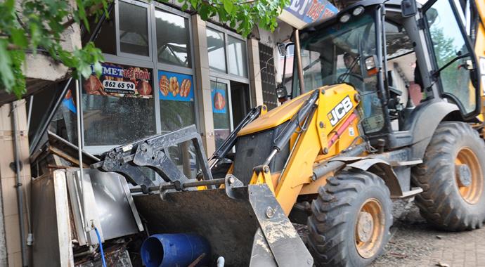 Freni boşalan iş makinesi fırına daldı