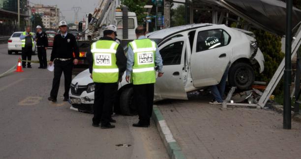 Otobüs durağına daldı: 2 ölü, 2 Yaralı! Otobüs durağına daldı: 2 ölü, 2 Yaralı!