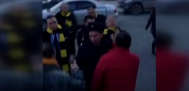 Tarihi derbiden şok görüntüler Tarihi derbiden şok görüntüler