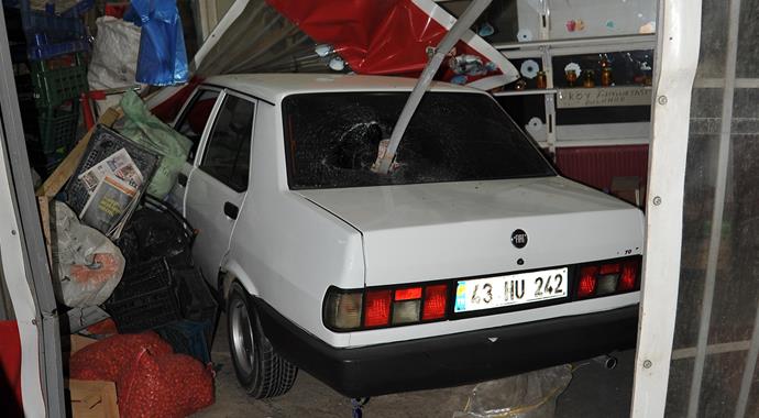 Kontrolden çıkan araba manava girdi Kontrolden çıkan araba manava girdi