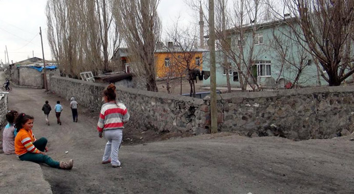 Kars&#039;ta çocuklar bir odadan bir odaya gidemiyor!