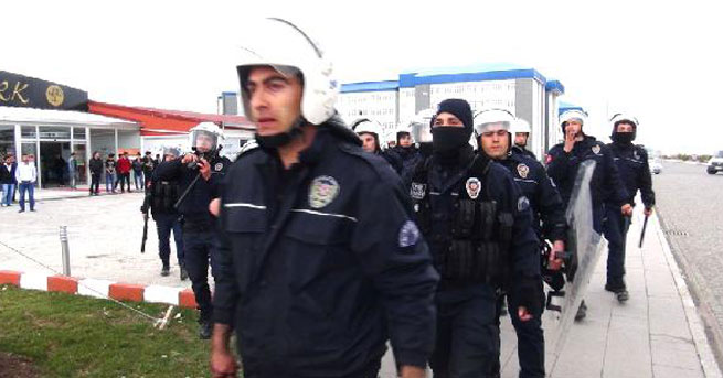 Üniversite'de gerginlik karşıt görüşlü öğrenciler bıçakla çatıştı Üniversite'de gerginlik karşıt görüşlü öğrenciler bıçakla çatıştı