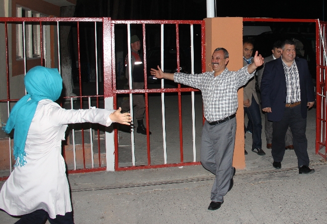 Tahliyelere gözü yaşlı karşılama Tahliyelere gözü yaşlı karşılama