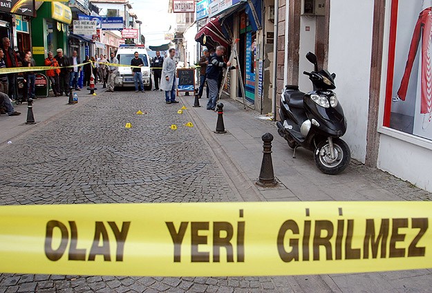 Bakırköy'de eski vekilinin arabasına silahlı saldırı, 3 ölü var Bakırköy'de eski vekilinin arabasına silahlı saldırı, 3 ölü var