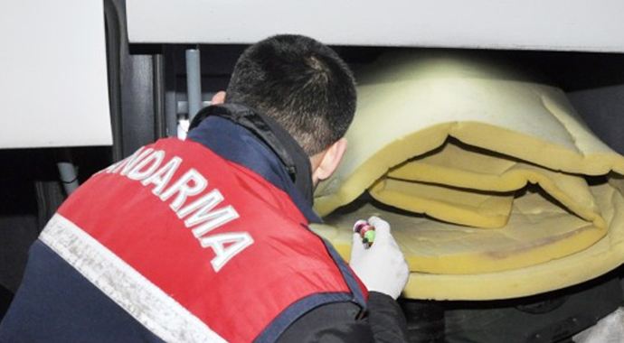 Otobüs bagajından 9 kaçak çıktı Otobüs bagajından 9 kaçak çıktı