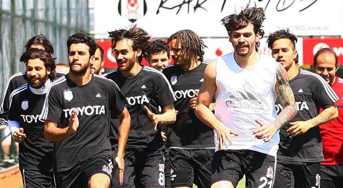 Veli Kavlak ile Uğur Boral idmanda tekme tokat birbirne girdi