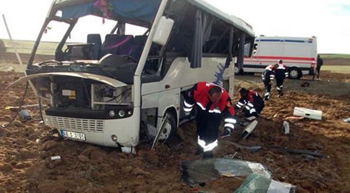 Öğrenci servisi devrildi, ölü ve çok sayıda yaralı var Öğrenci servisi devrildi, ölü ve çok sayıda yaralı var