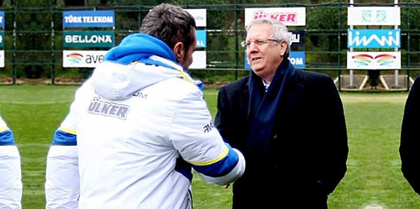 Aziz Yıldırım futbolcularından helallik isteyip, veda etti