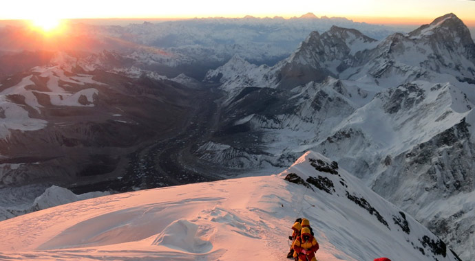 Everest'te çığ faciasında bilanço artıyor Everest'te çığ faciasında bilanço artıyor