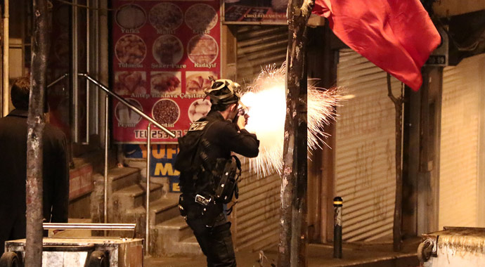Okmeydanı yine karıştı! Polis amirini yakmak istediler