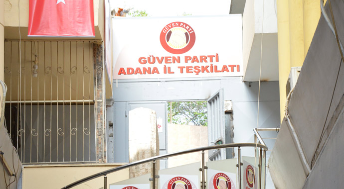 Parti binasına "kumar" baskını Parti binasına "kumar" baskını