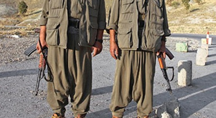 PKK'lılar yol kesip, iş makinesi yaktı! PKK'lılar yol kesip, iş makinesi yaktı!