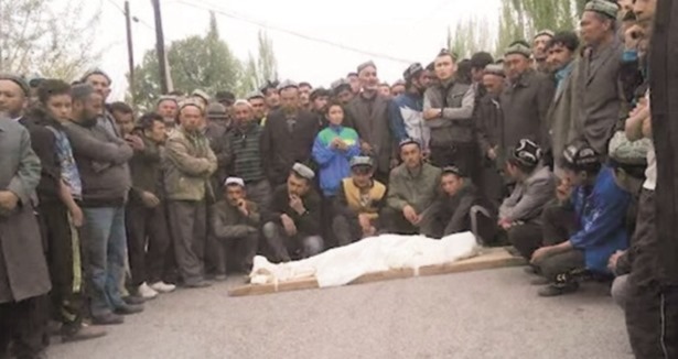 Uygur Türkü'nü kırmızı ışıkta katlettiler Uygur Türkü'nü kırmızı ışıkta katlettiler
