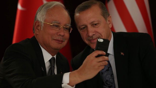 Erdoğan'la çektiği selfie'yi Twitter'dan yayımladı Erdoğan'la çektiği selfie'yi Twitter'dan yayımladı