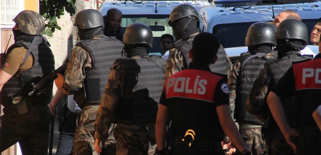 Adana'da özel harekatlı operasyon Adana'da özel harekatlı operasyon