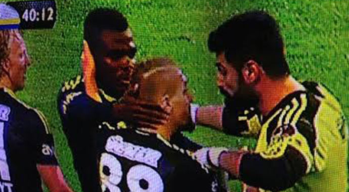 Emenike-Caner kapışması derbiye damga vurdu! Sonrasında...