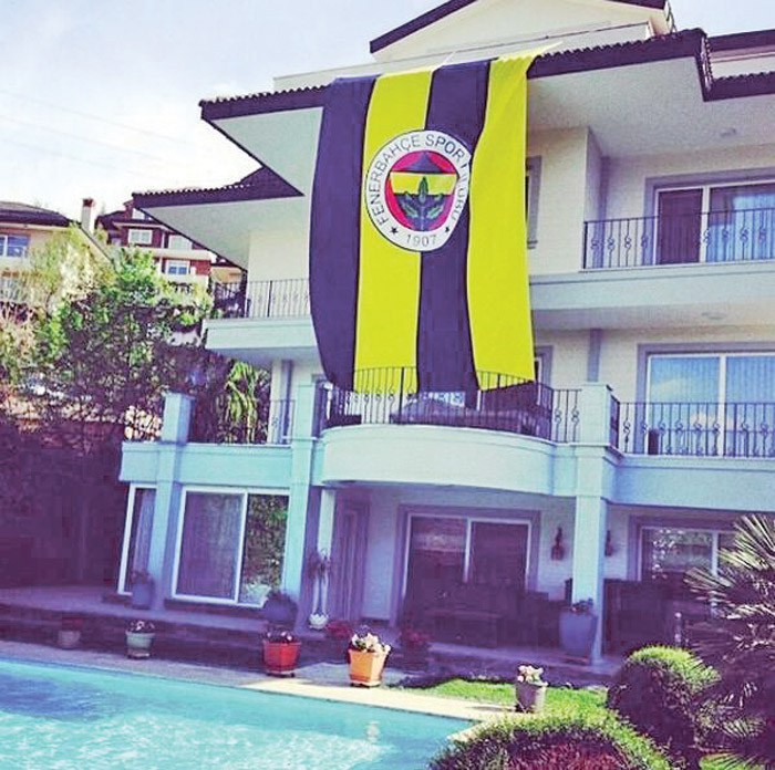 Yanal bayrak astı bile...