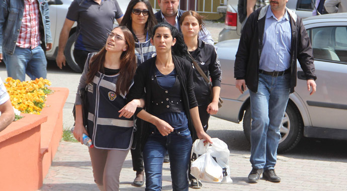 Saç tokasıyla dehşet saçan kadınlar kıskıvrak!