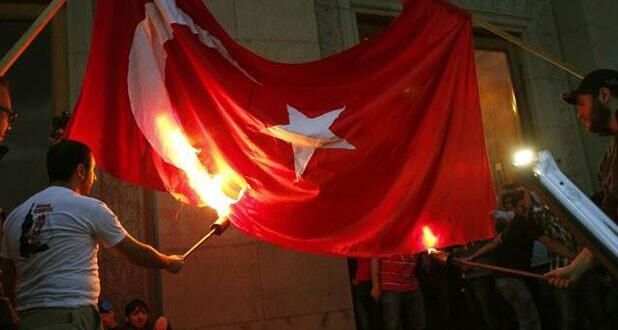 Ermenistan'da yine Türk bayrağı yakıldı! Ermenistan'da yine Türk bayrağı yakıldı!
