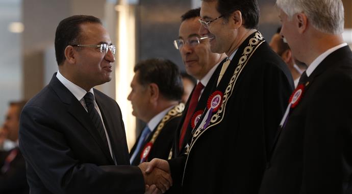 Bozdağ, Haşim Kılıç'ın konuşmasına: 'Hukuki nosyonu zayıf' dedi Bozdağ, Haşim Kılıç'ın konuşmasına: 'Hukuki nosyonu zayıf' dedi
