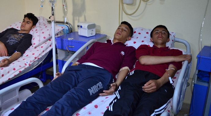 58 Öğrenci zehirlendi 58 Öğrenci zehirlendi