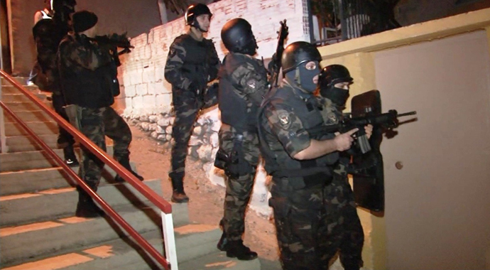 Beş polisin evine baskın! Beş polisin evine baskın!