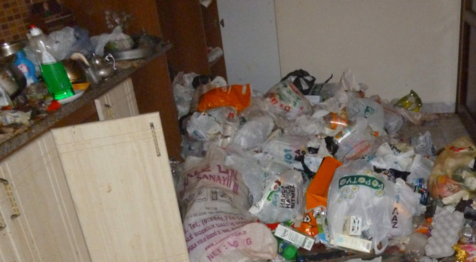 Çöp evin içerisinde 6 aylık bebek bulundu Çöp evin içerisinde 6 aylık bebek bulundu
