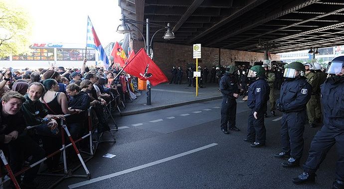 Almanya'da Neonazilerin yürüyüşüne izin vermediler Almanya'da Neonazilerin yürüyüşüne izin vermediler