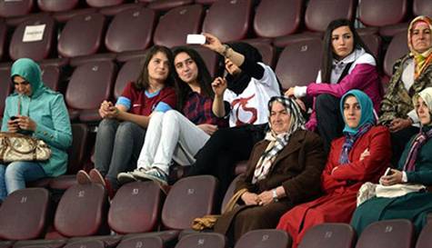 Avni Aker&#039;de sadece 65 kişi