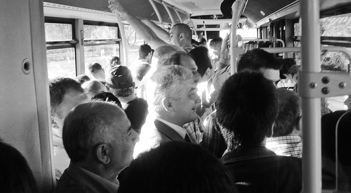 Özel halk otobüslerinde 'yaşlı' kavgası büyüdü Özel halk otobüslerinde 'yaşlı' kavgası büyüdü
