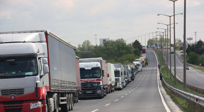 Kapıkuleden 8 kilometrelik TIR kuyruğu Kapıkuleden 8 kilometrelik TIR kuyruğu