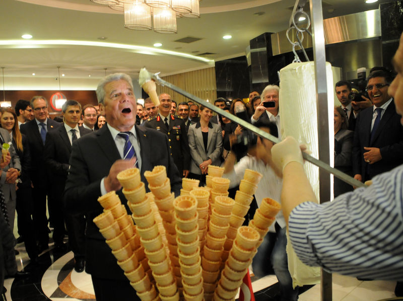 Almanya Cumhurbaşkanı bu şaka karşısında şaştı kaldı Almanya Cumhurbaşkanı bu şaka karşısında şaştı kaldı