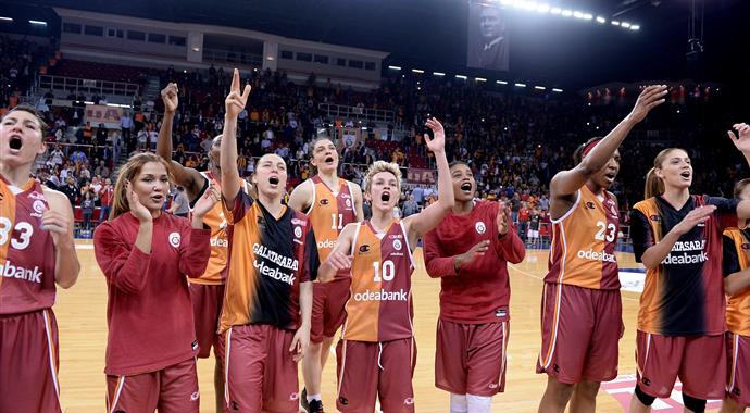 Galatasaray'dan şampiyonluğa dev adım Galatasaray'dan şampiyonluğa dev adım