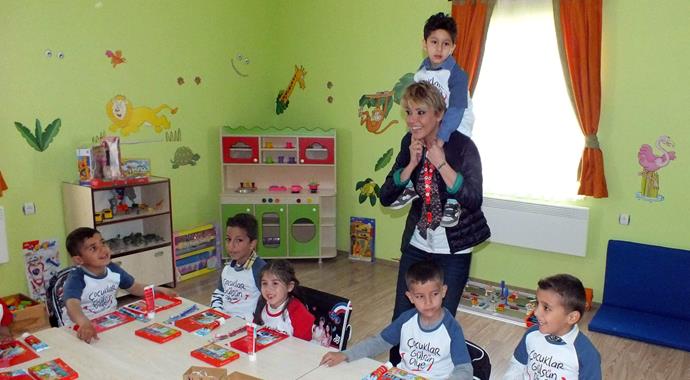 Gülben Ergen Konya'da okul açtı Gülben Ergen Konya'da okul açtı