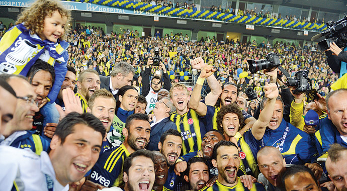 En anlamlı şampiyonluk! G.Saray&#039;la şampiyonluk sayısını eşitledi