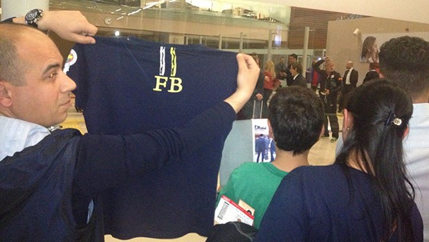 Fenerbahçeki taraftardan Melo&#039;ya sürpriz!