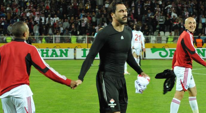 Beşiktaşlı taraftardan futbolculara yumurtalı protesto!