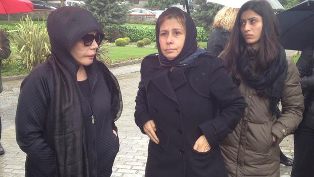 Nilüfer gözyaşlarıyla annesini toprağa verdi! Nilüfer gözyaşlarıyla annesini toprağa verdi!