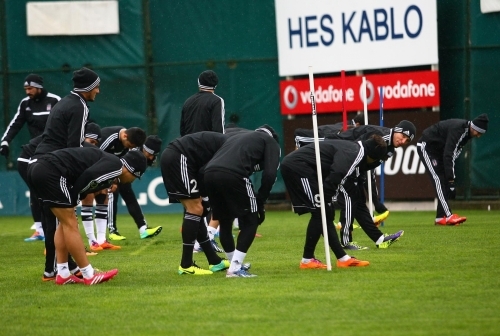 Beşiktaş'ta zorlu antrenman! Yağmur altında... Beşiktaş'ta zorlu antrenman! Yağmur altında...
