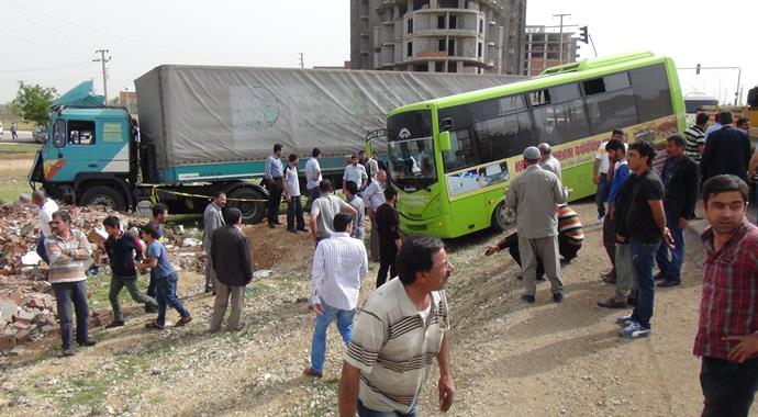 Kızıltepe'de TIR otobüse çarptı, onlarca yaralı var - son gelişme Kızıltepe'de TIR otobüse çarptı, onlarca yaralı var - son gelişme