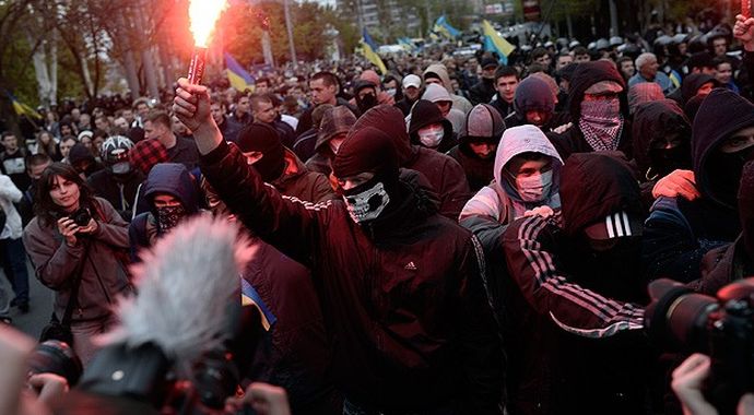 Ukraynalılarla Rusya yanlısı grup arasında çatışma Ukraynalılarla Rusya yanlısı grup arasında çatışma