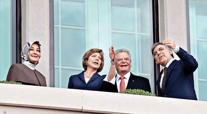 Gül'den Gauck'a cevap: 'Twitter ofis açıp vergisini ödemeli' Gül'den Gauck'a cevap: 'Twitter ofis açıp vergisini ödemeli'