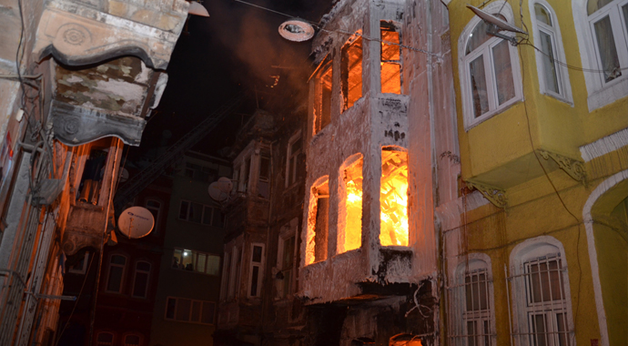 Taksim'de korkutan yangın Taksim'de korkutan yangın